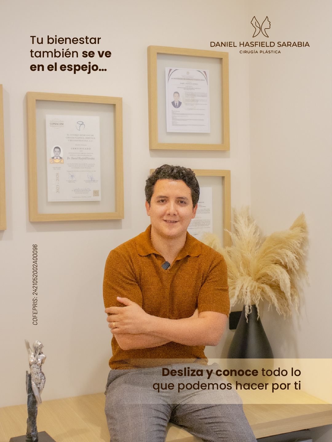 Dr. Hasfield junto a sus certificados de especialidad: tu bienestar también se ve en el espejo