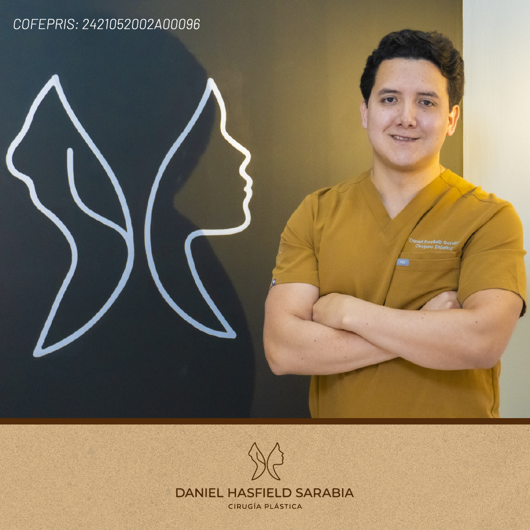 Dr. Daniel Hasfield Sarabia junto al isotipo de su consultorio