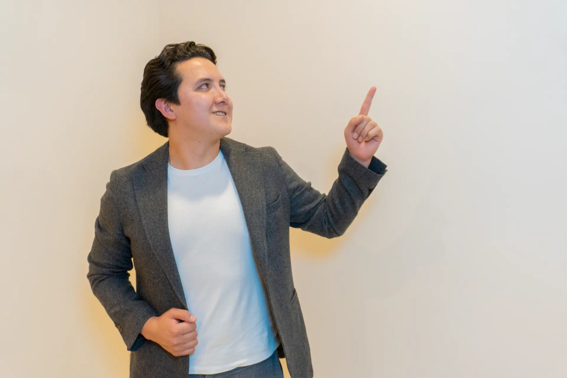 Dr. Daniel Hasfield Sarabia, cirujano plástico en Puebla, durante la consulta