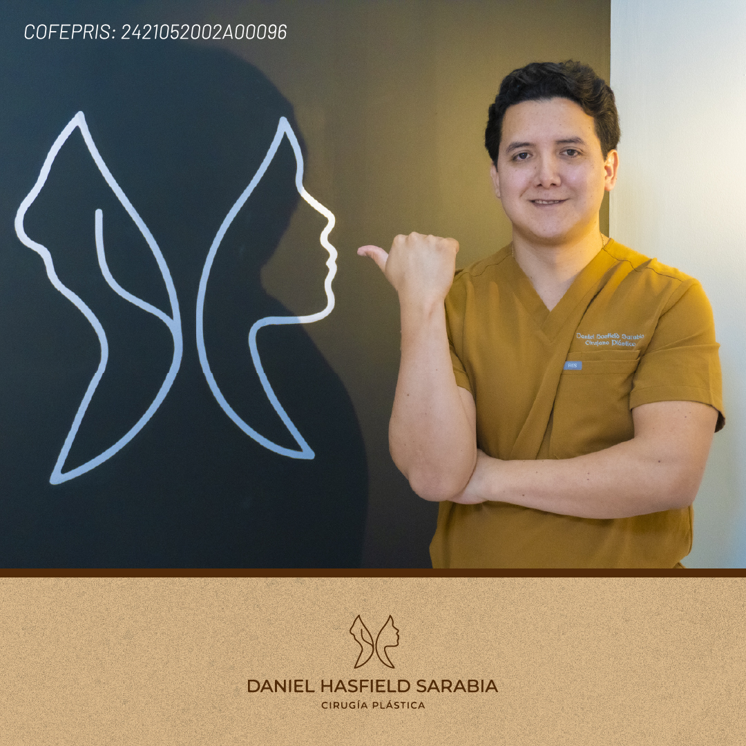 Dr. Daniel Hasfield Sarabia en su consultorio en Puebla